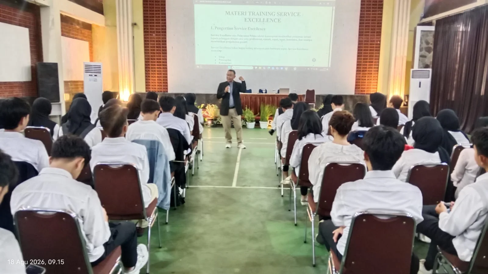 Pelatihan Service Excellence di Training Center