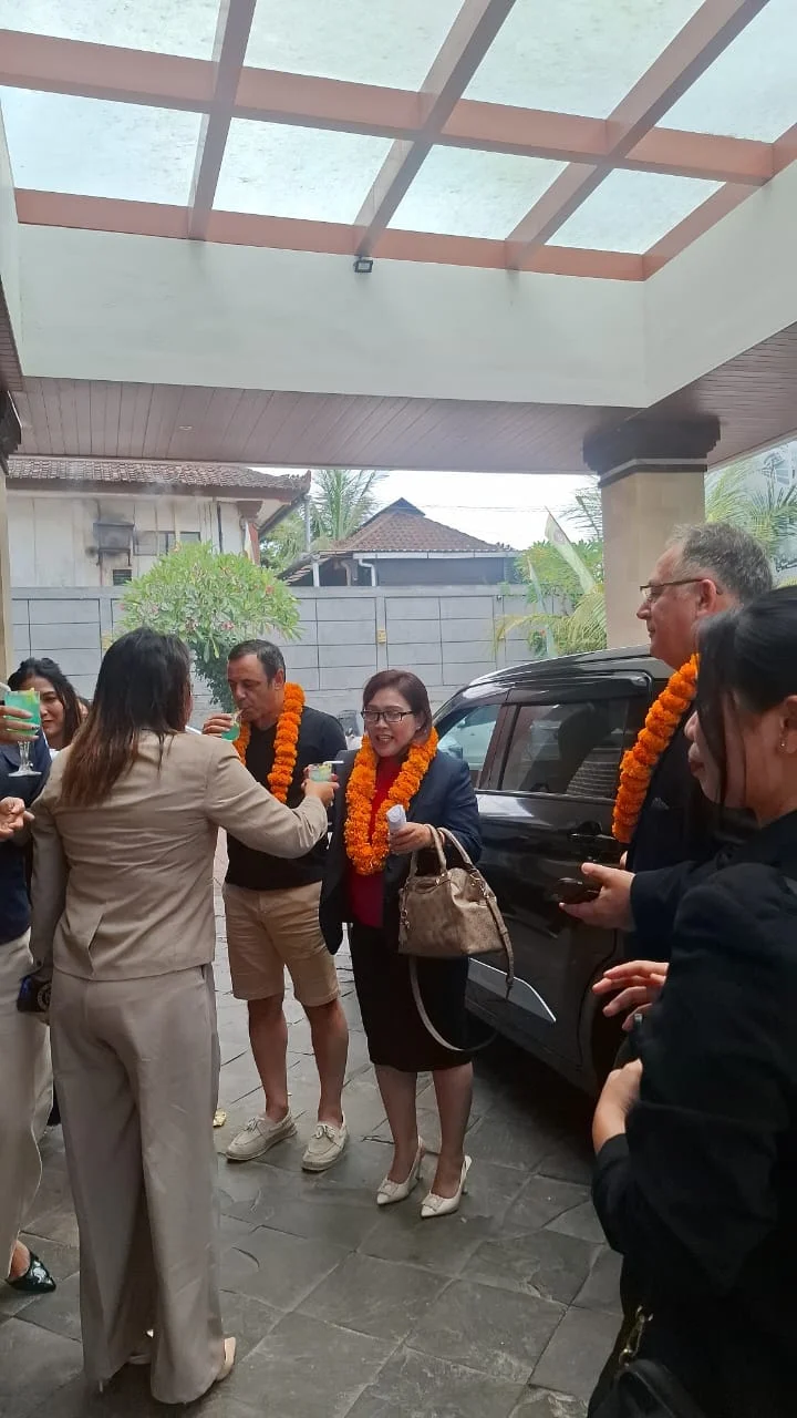 Penyambutan Delegasi Asing dengan Kalung Bunga