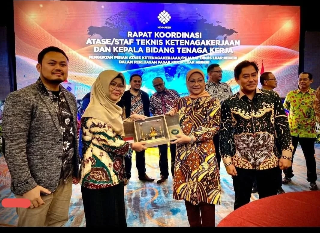 Penerimaan Plakat Rakor Atase Ketenagakerjaan Kemnaker RI