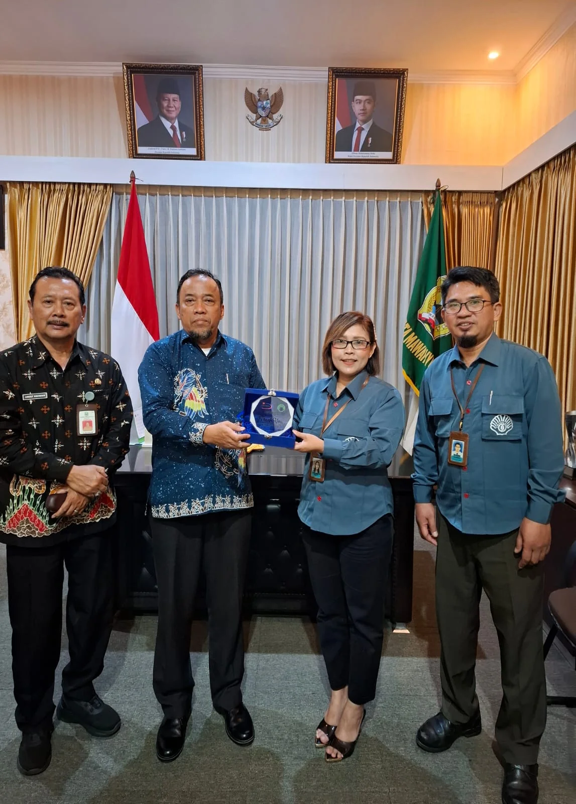 Serah Terima Cinderamata Bersama Pejabat Disnaker Pemda