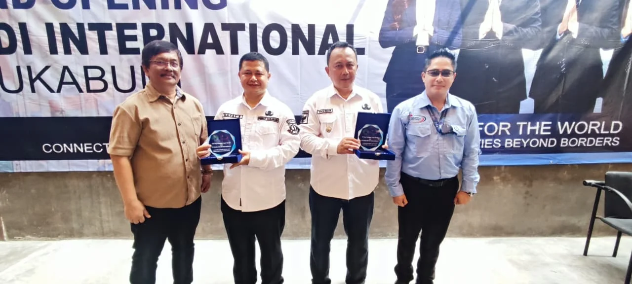 Penyerahan Plakat Bersama Pejabat Disnaker Sukabumi